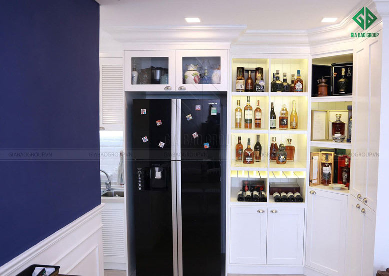 Thiết kế nội thất căn hộ chung cư với phòng bếp được thiết kế đơn giản với tủ lạnh và tủ rượu đơn giản nhưng bắt mắt