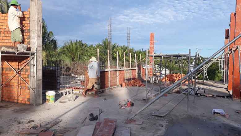 Hình ảnh thi công thực tế biệt thự mái Thái 2 tầng tại Vĩnh Long
