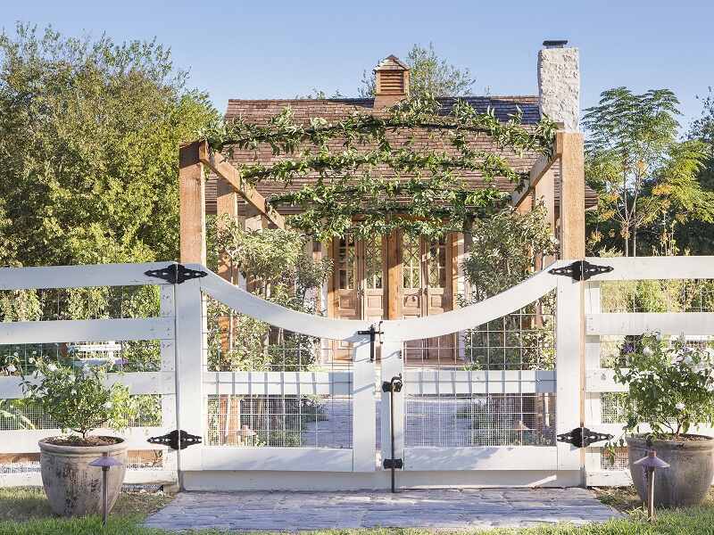 Cổng dành cho biệt thự sân vườn với cây leo giàn trên cổng 