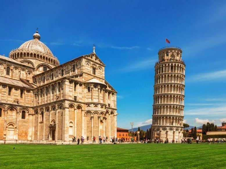 Toàn cảnh tháp nghiêng Pisa, thành phố Pisa, miền trung nước Ý