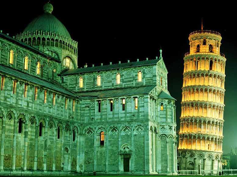 Tháp nghiêng Pisa lúc về đêm trông thật tuyệt vời