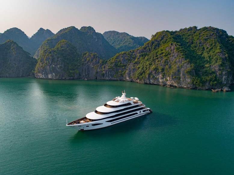 Du thuyền Scarlet Pearl Cruises trên Vịnh Hạ Long