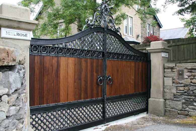 Thiết kế cổng đẹp cho nhà kết hợp nan gỗ
