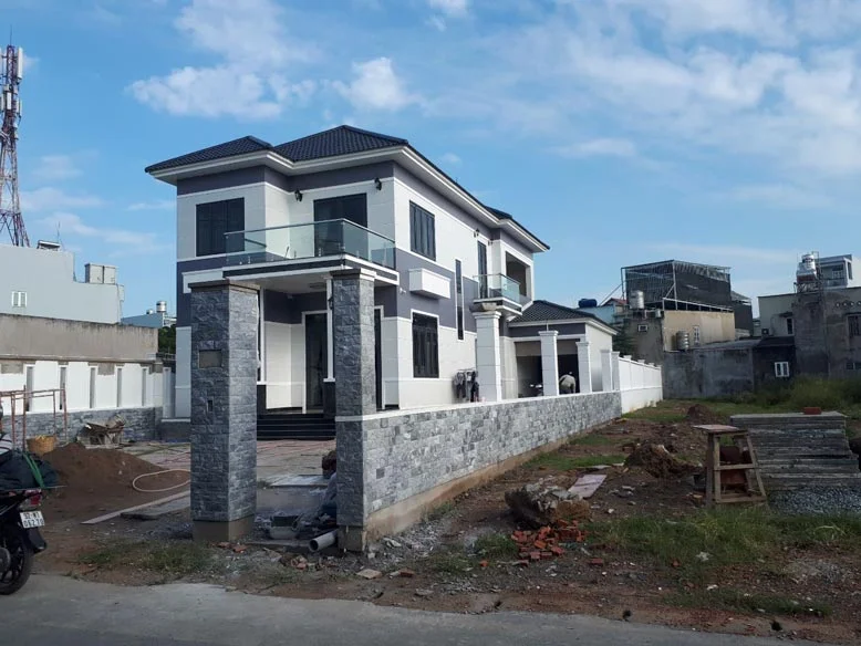 Hình ảnh thi công thực tế biệt thự mái ngói hiện đại 2 tầng