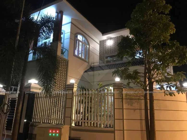 Khung cảnh ấm áp về đêm của mẫu biệt thự 2 tầng hiện đại