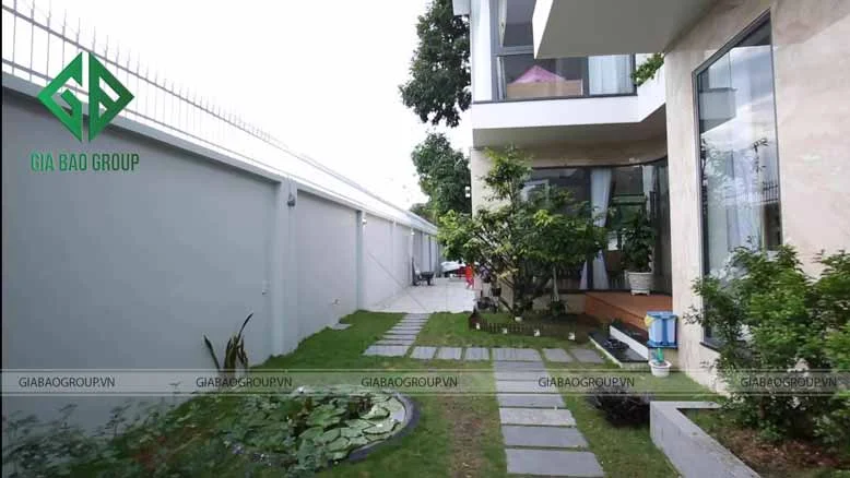 Cảnh sân vườn nhà của nhà anh tâm sau khi thi công nhà phố 3 tầng 