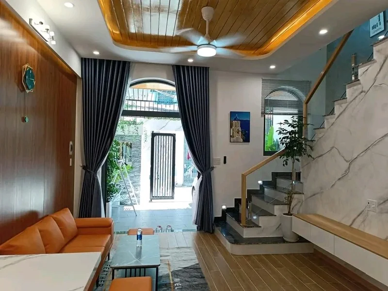 Cầu thang lên tầng 2 của nhà phố