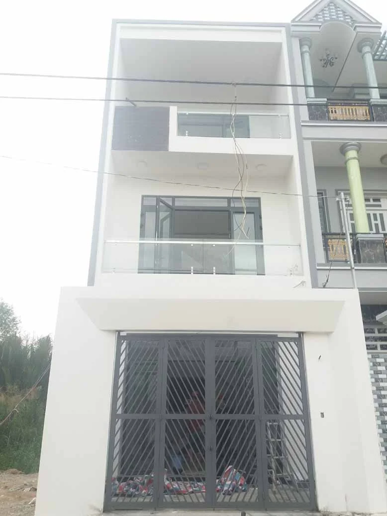 Nhà phố 3 tầng hiện đại ở công đoạn hoàn thiện
