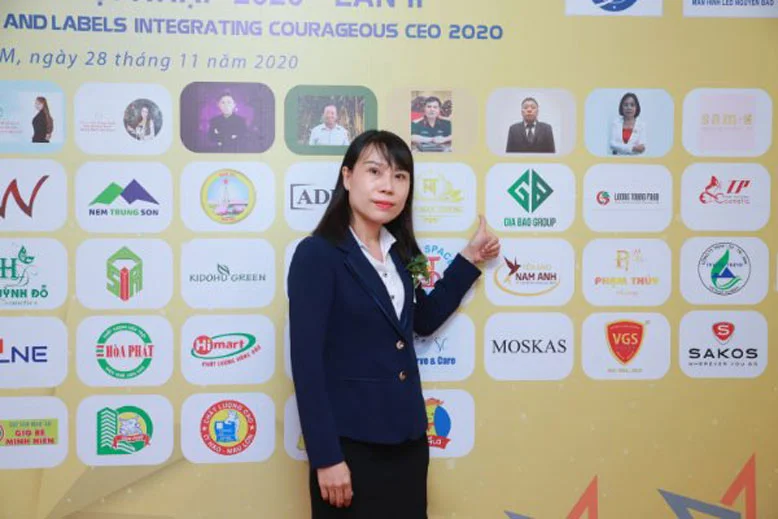 Nhận giải thưởng 1