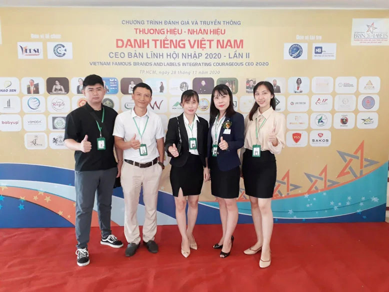 Nhận giải thưởng 2