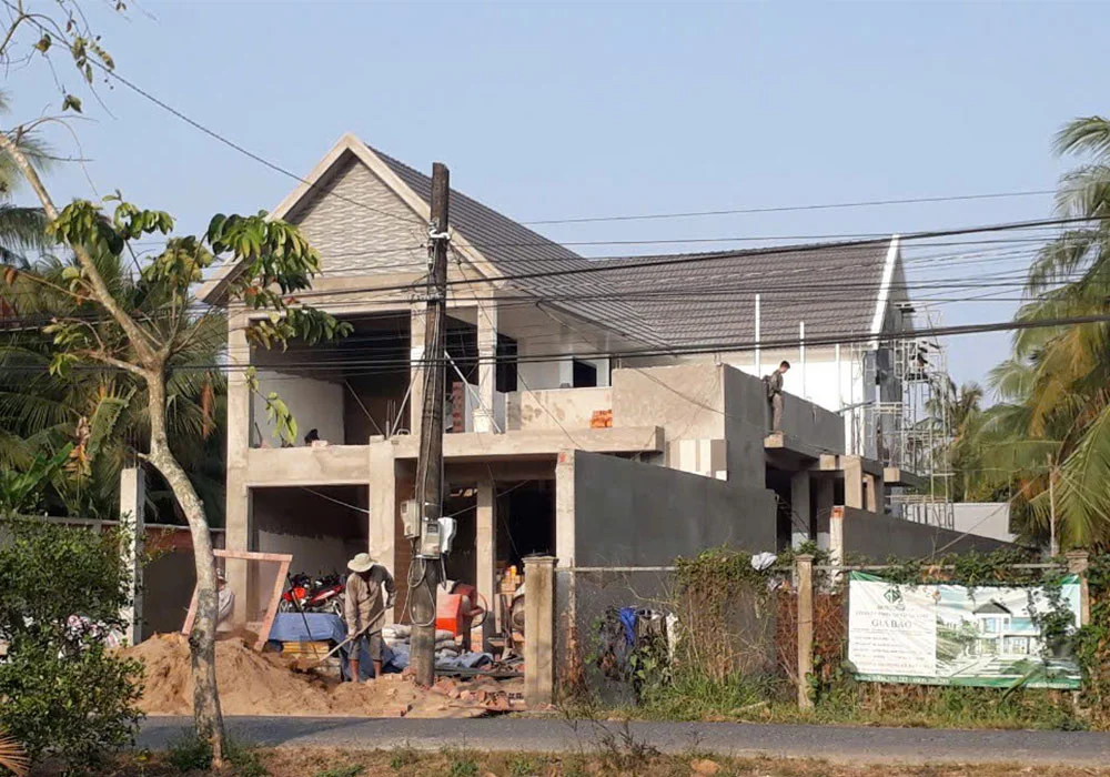 Hình ảnh thực tế thi công biệt thự 2 tầng mái thái hiện đại tại Trà Vinh