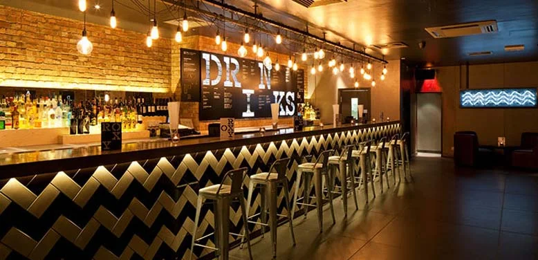 Hệ thống ánh sáng quầy bar quán cafe được thiết kế công phu