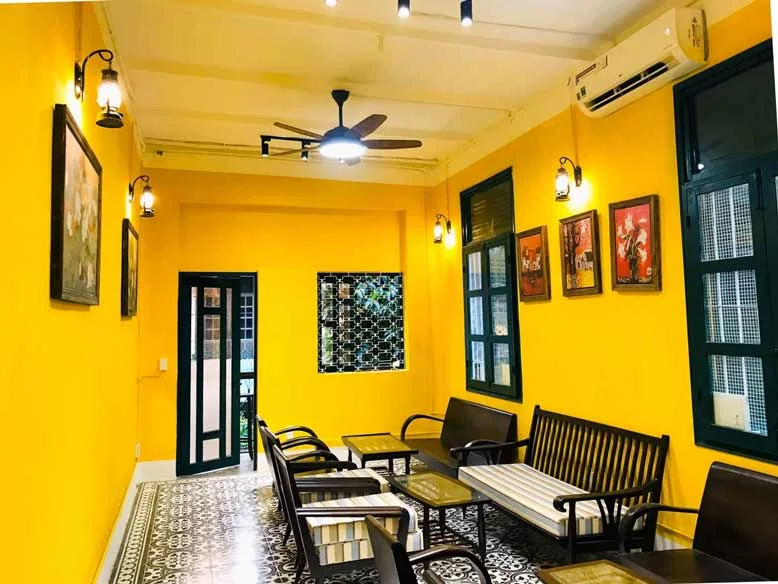 Nội thất quán cafe nổi bật với tông màu năng động